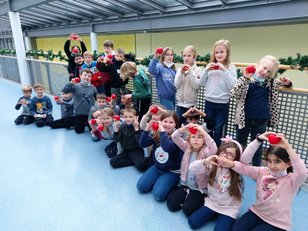 Die Kinder der Pandaklasse sind Herzguckerkinder und zeigen, wie man andere Menschen mit den Herzen sehen kann, nicht nur zur Weihnachtszeit.